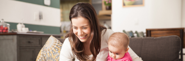 Madre primeriza con su bebé